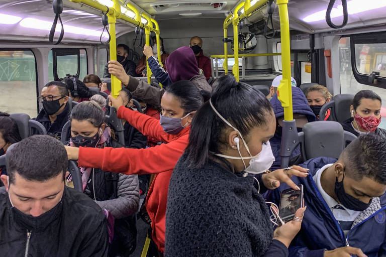 Imagem mostra passageiros em pé em ônibus