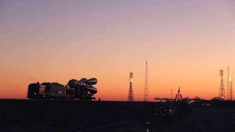 Locomotiva transporta espaçonave russa no cosmódromo de Baikonur; base fica no atual Cazaquistão