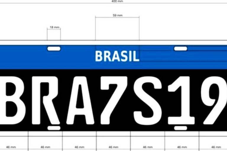 Placa preta e azul, com letras em branco em que se lê: BRASIL e BRA7S19