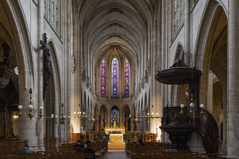 Saint-Germain-lAuxerrois, em Paris, herdou alguns serviços religiosos da Notre Dame, incluindo alguns concertos