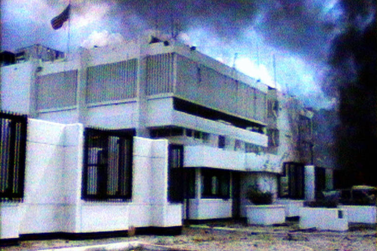 Fachada da embaixada americana em Dar Assalam, na Tanzânia, onde um carro-bomba da Al Qaeda explodiu e destruiu parte do edifício