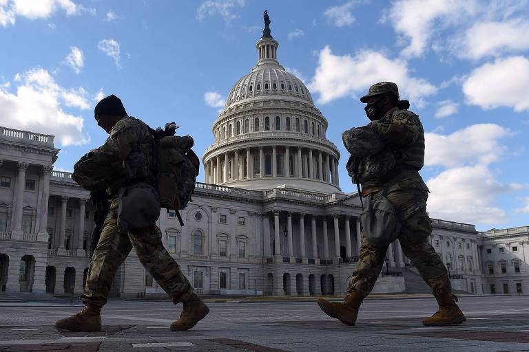 Soldados patrulham o Capitólio, em Washington