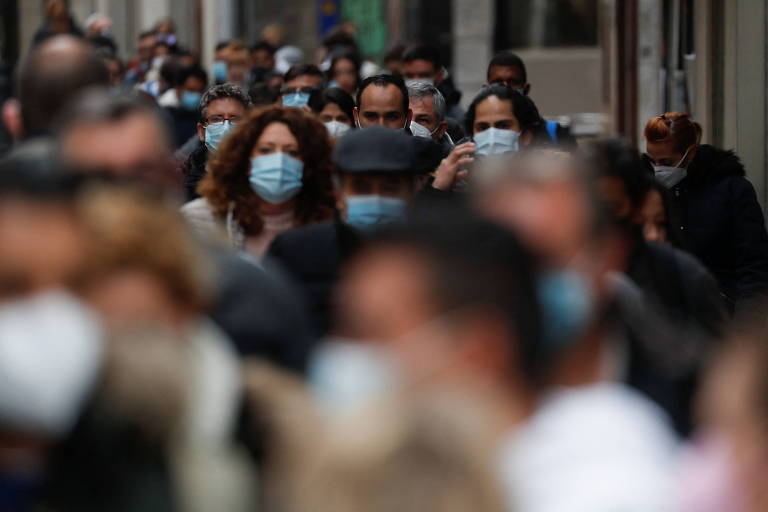 Espanha volta a exigir máscaras em espaços abertos, e ômicron já domina vários países da Europa