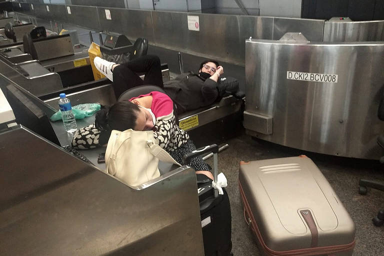 Passageiros da Itapemirim dormem no aeroporto de Guarulhos (SP), em dezembro de 2021