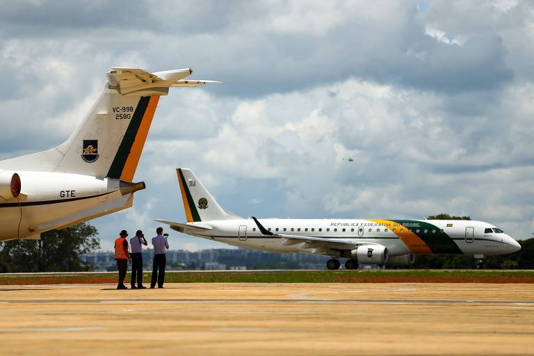 Eduardo Bolsonaro, Queiroga e Damares viajaram em aviões da FAB com amigos