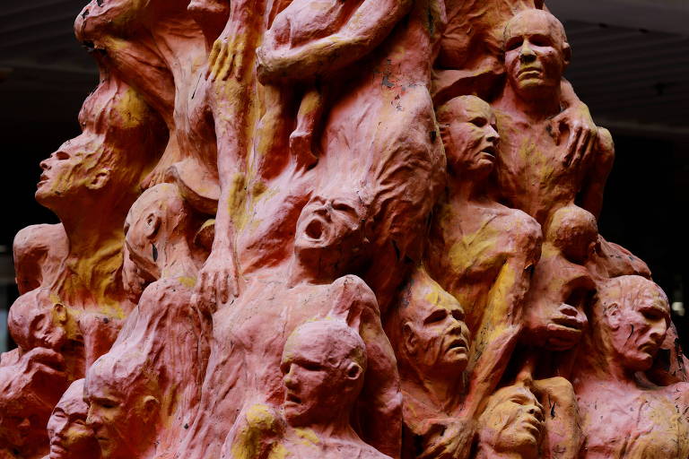 Hong Kong remove escultura em homenagem a vítimas da Praça da Paz Celestial