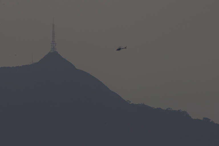 Helicóptero sobrevoa o céu de São Paulo em dezembro, período em que há muita procura com destino ao litoral