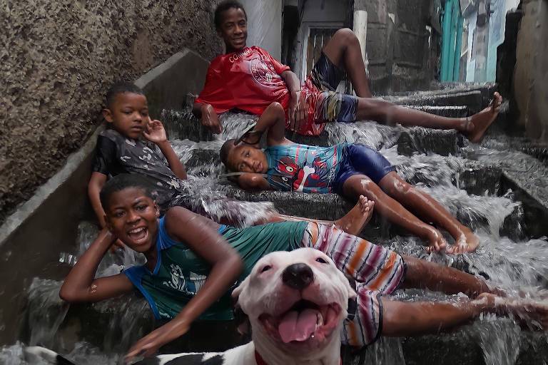 'Também conseguimos ser felizes', diz autora de foto na favela que viralizou