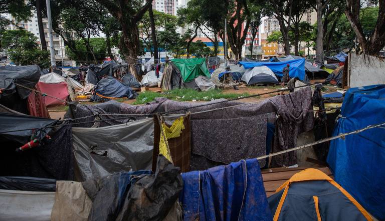 Praça Princesa Isabel se tornou o destino de moradores despejados dos hotéis da cracolândia