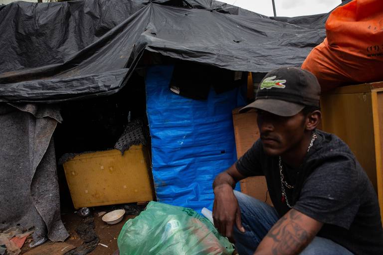 Rogério Dantas, 24, morava em um dos hotéis na cracolândia e foi morar na praça após ter sido despejado