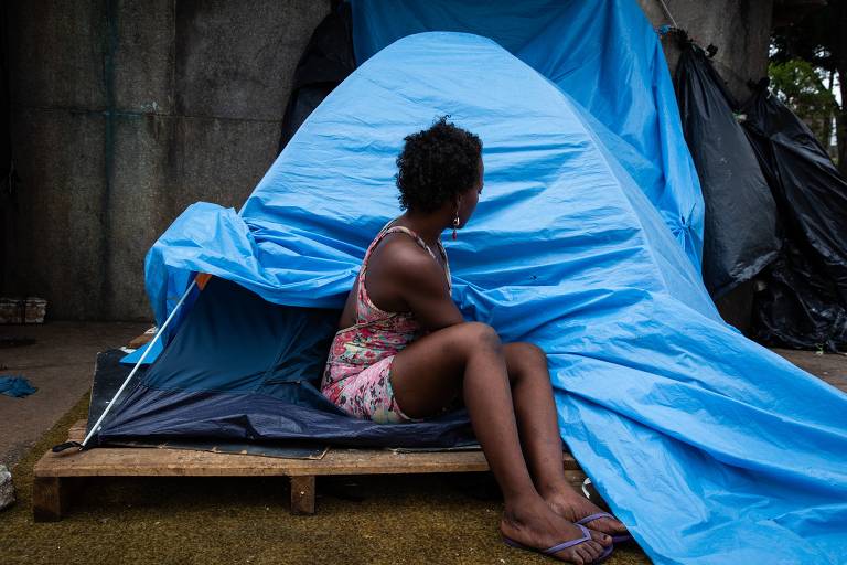 Mulher vítima de violência doméstica vive na praça Princesa Isabel