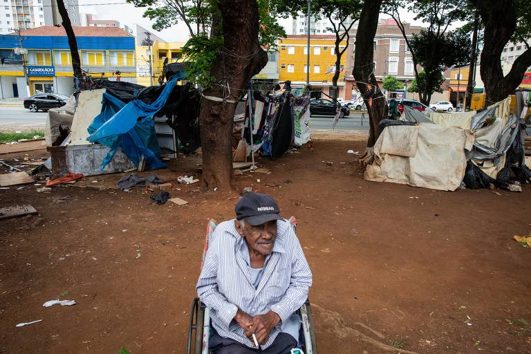 Idosos e famílias estão entre os moradores da praça Princesa Isabel