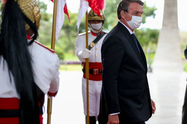 O presidente Jair Bolsonaro deixa o STF após a cerimônia de posse do ministro André Mendonça