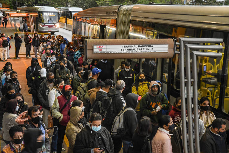 Covid e gripe provocam afastamento de até um terço dos motoristas de ônibus em SP