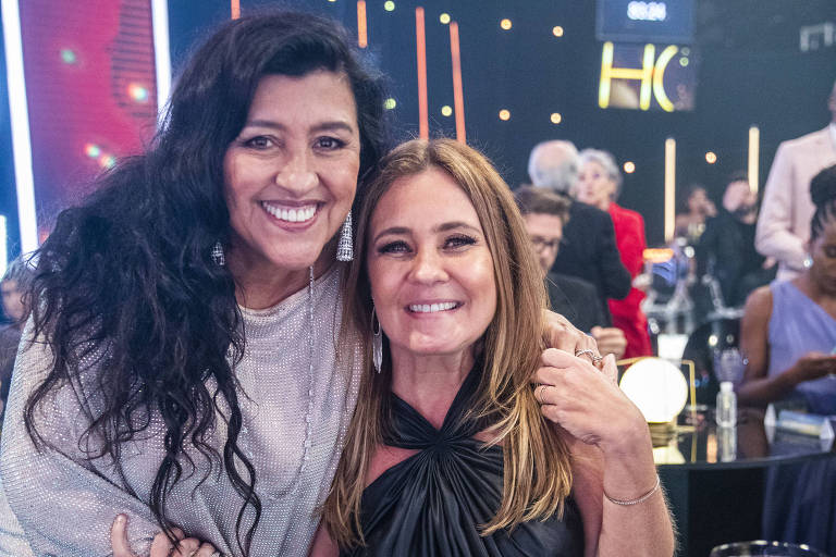As atrizes Regina Casé e Adriana Esteves nos bastidores do programa 'Melhores do Ano'