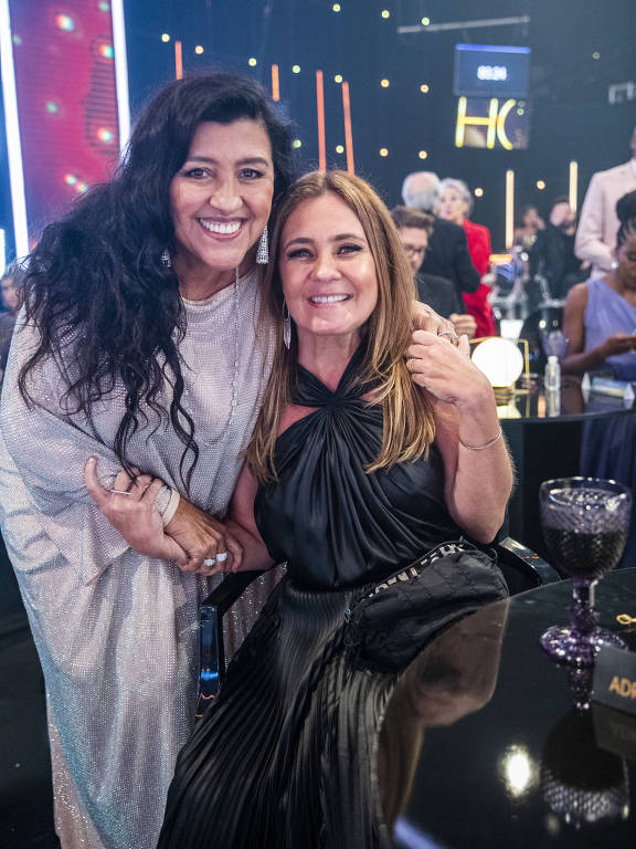 As atrizes Regina Casé e Adriana Esteves nos bastidores do programa 'Melhores do Ano'
