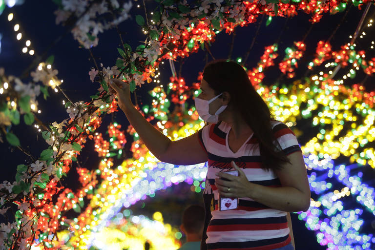 Mulher observa luzes em visita a projeto de Natal em Brasília; veja fotos de hoje
