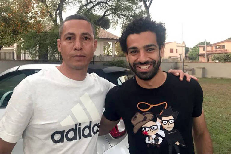 Jaime Pabón ao lado do egípcio Mohamed Salah, com quem trabalhou por dois anos