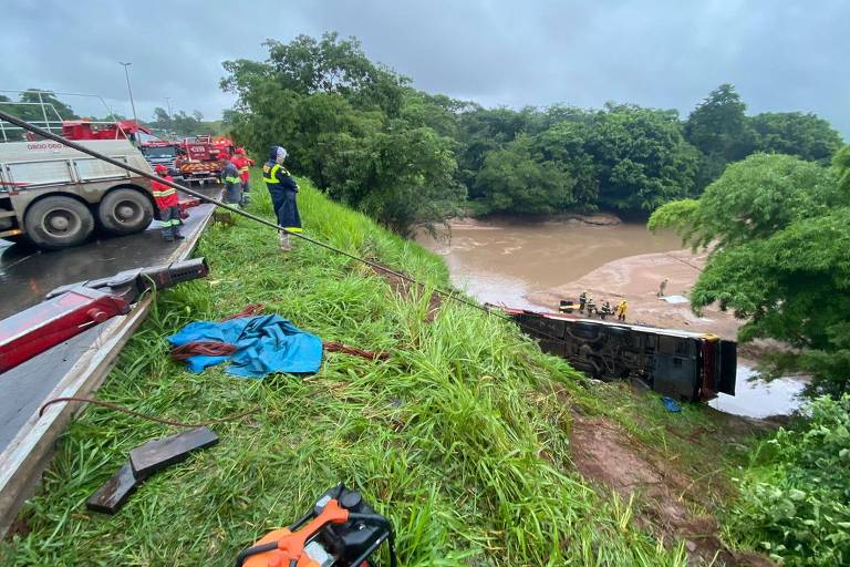 Ônibus cai em ribanceira e deixa cinco mortos em Goiás