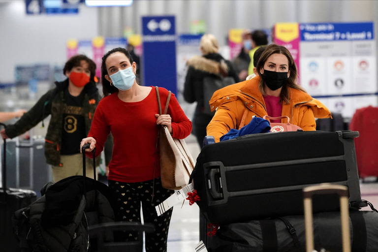 Passageiros no aeroporto de Los Angeles, durante as festas de fim de ano