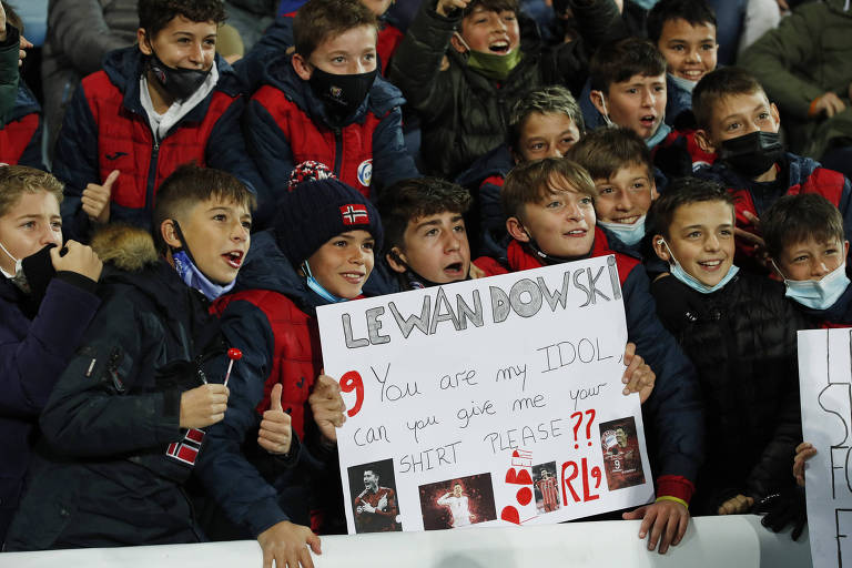 Durante a partida de Andorra contra a Polônia, jovens torcedores no estádio pedem, em cartaz, ao atacante Robert Lewandowski que lhes dê sua camisa