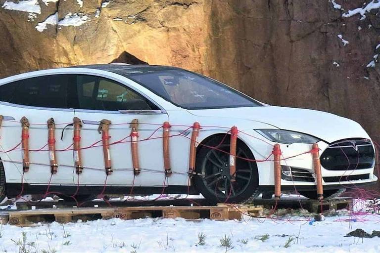 Finlandês explode carro Tesla com dinamite para não precisar trocar bateria