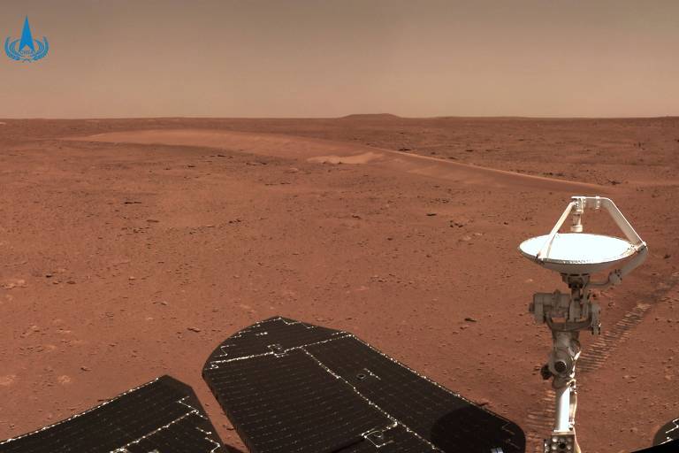 O solo vermelho de Marte e parte dos painéis solares e a antena do rover chinês Zhurong