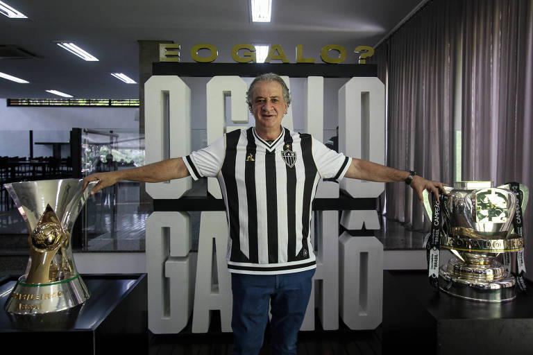 Sérgio Batista Coelho exibe taças conquistas pelo Atlético-MG na temporada de 2021