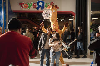 Geoffrey the Giraffe at the opening of the Toys R Us at the American Dream mall in East Rutherford, N.J., Dec. 21, 2021. (Clark Hodgin/The New York Times)