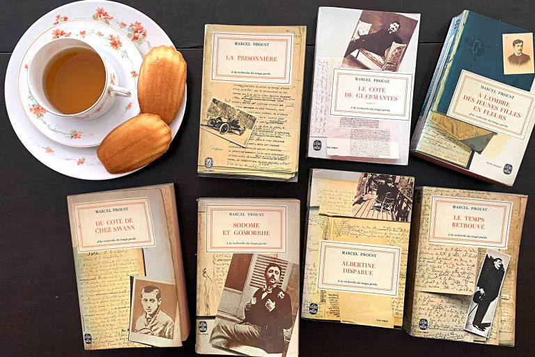 Chá com madeleines e os sete volumes da obra de Proust na edição de Le Livre de Poche 