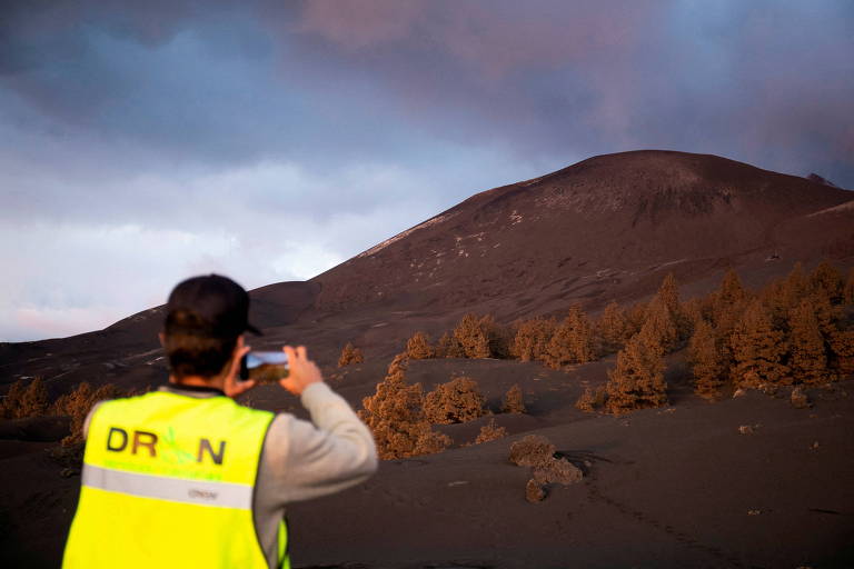 Funcionária comanda drone para tirar foto aérea de uma montanha criada após a erupção do Cumbre Vieja, em La Palma