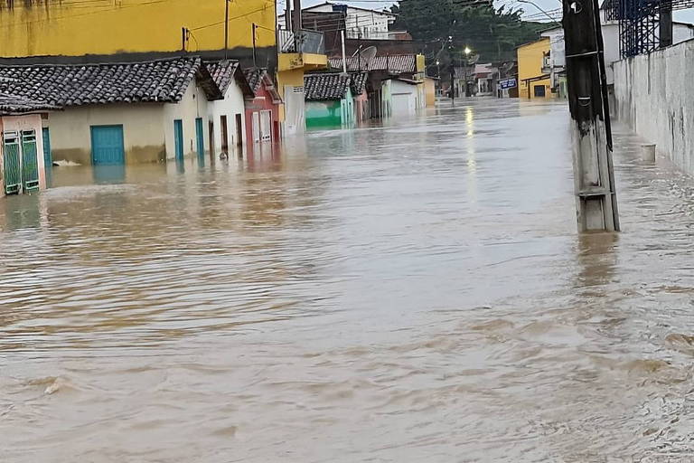 Ruas tomadas de água em Ibicuí, na Bahia