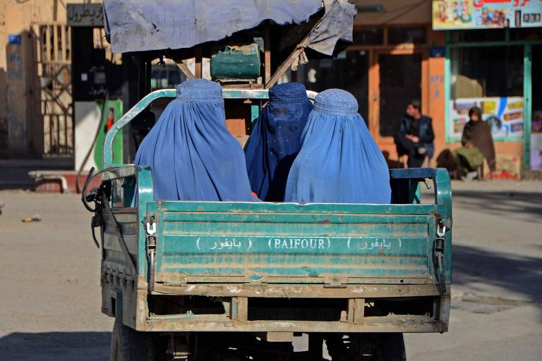 Talibã proíbe mulheres de viajarem sem companhia de um homem no Afeganistão