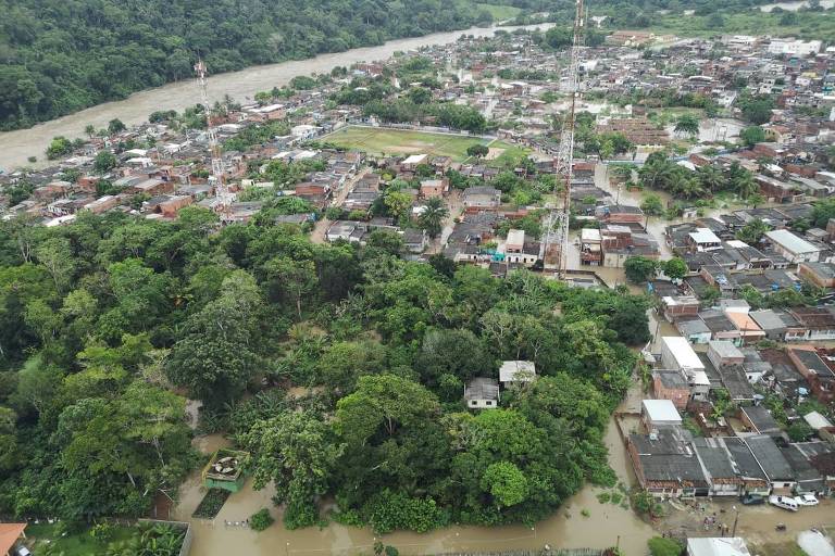 Vista aérea da cidade de Itajuípe (BA) alagada pelas enchentes