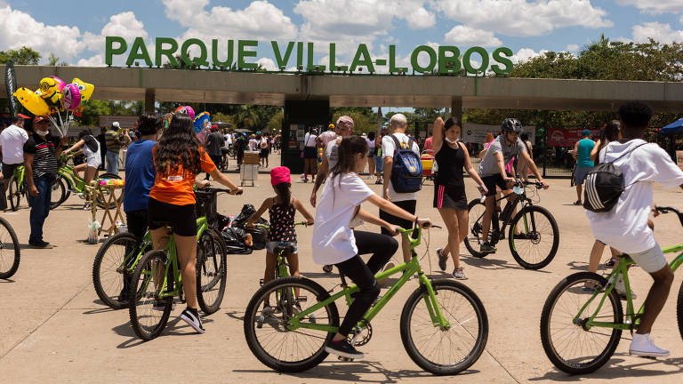 Movimentação de frequentadores na entrada do Parque Villa-Lobos, concentração de bicicletas 