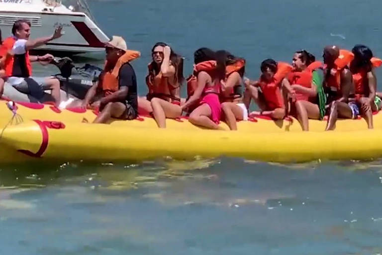 O presidente Jair Bolsonaro anda de jet ski no Guarujá, litoral paulista, e cumprimenta banhistas no meio do mar