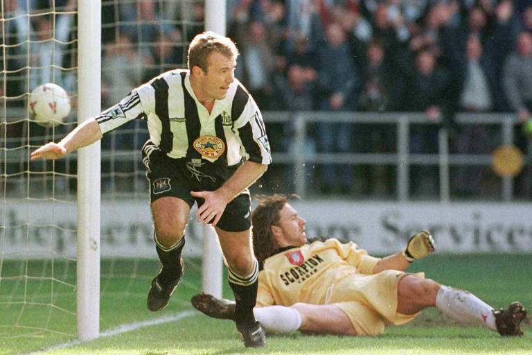 Alan Shearer comemora gol do Newacastle contra o Sunderland no clássico entre as duas equipes que terminou empatado em 11 a 1 em 1997