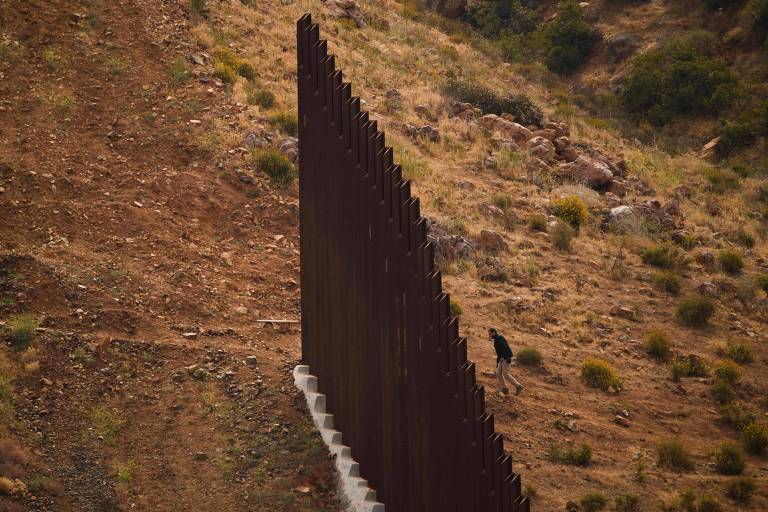 Muro incompleto construído entre a fronteira dos Estados Unidos e do México 