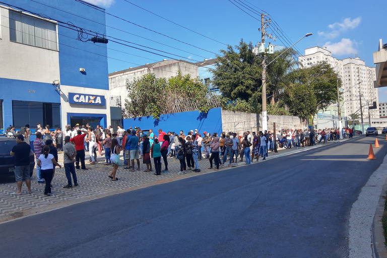 Beneficiários em fila no primeiro dia para sacar auxílio emergencial na Caixa, na avenida Sapopemba, em São Paulo