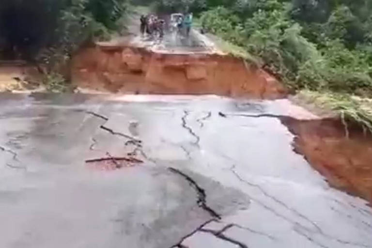Chuvas intensas rompem trecho de estrada e isolam cidades no Piauí