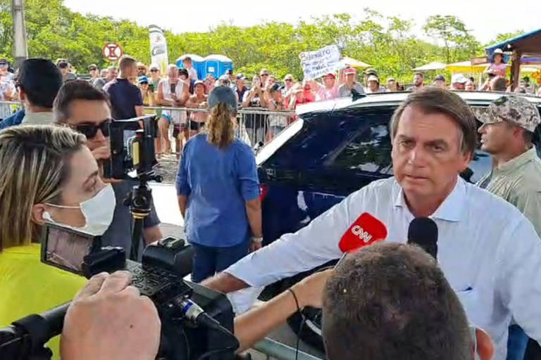 O presidente Jair Bolsonaro fala à imprensa na cidade de São Francisco do Sul (SC), onde passará o Réveillon