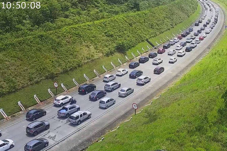 Congestionamento na rodovia dos Imigrantes, sentido Baixada Santista
