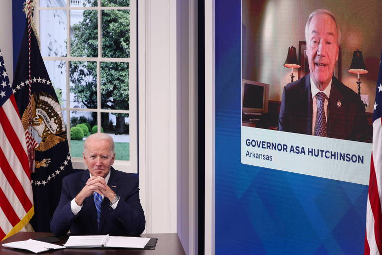 O presidente americano Joe Biden (à esq.) em reunião com a Associação Nacional dos Governadores para discutir as ações contra a variante ômicron nos Estados Unidos