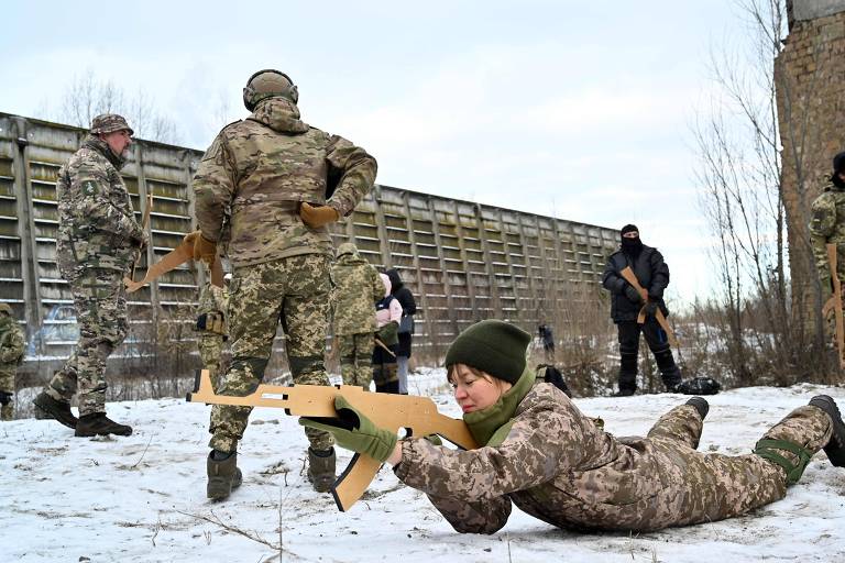 Ucrânia treina civis para defender país em caso de ataque da Rússia