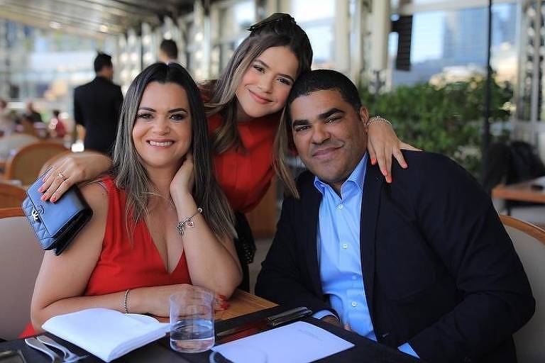 Maisa Silva, ao centro, em restaurante com a mãe e o pai