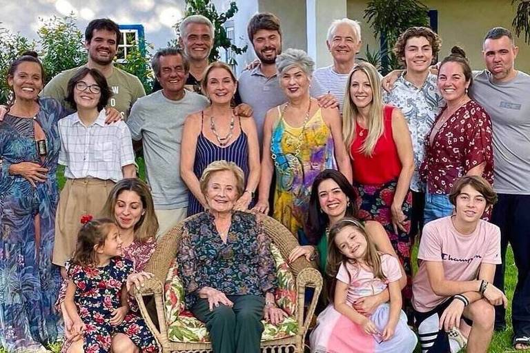 Glória Menezes (centro, segunda fileira) e família em festa de fim de ano