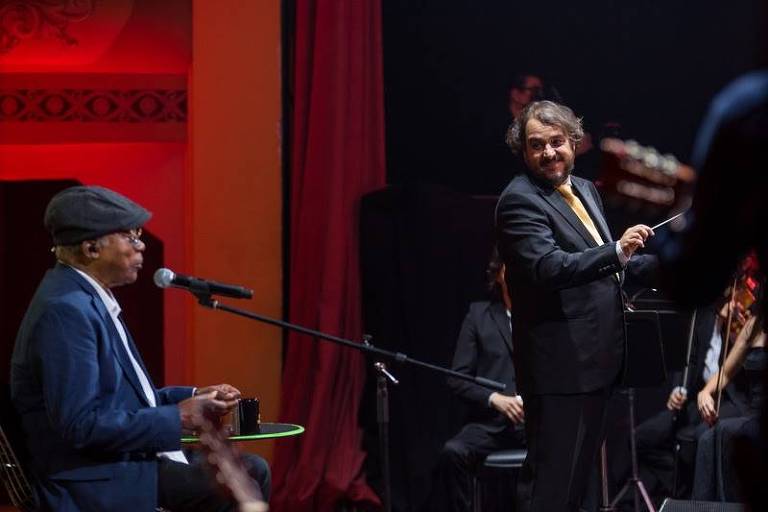 O cantor e compositor Milton Nascimento canta enquanto o maestro Rodrigo Toffolo rege