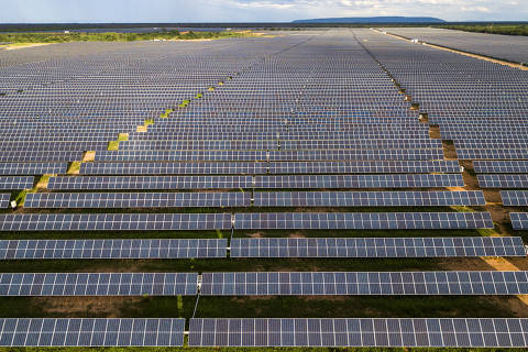JAÍBA, MG, BRAZIL, 01.12.2021 - Imagem aérea mostra de parque solar em construção na cidade de Jaíba, na microrregião da Serra Geral, no estado de Minas Gerais. (Foto: Danilo Verpa/Folhapress)