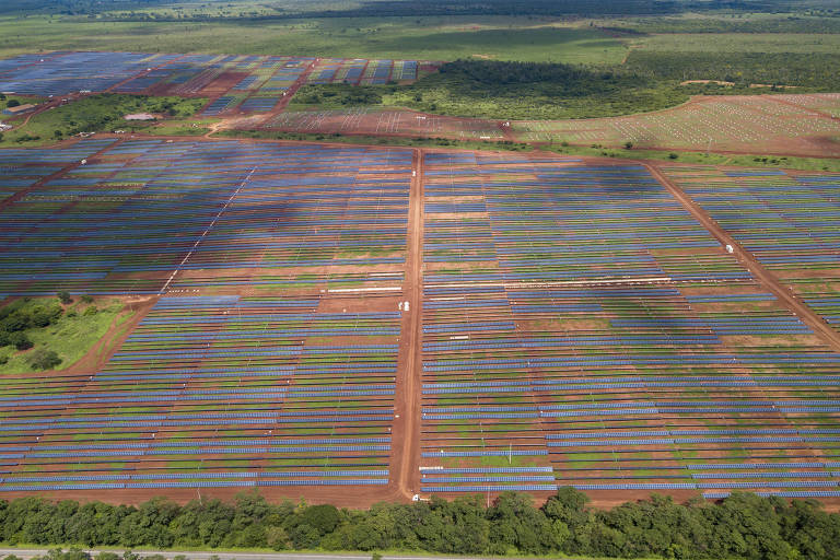 Imagem aérea mostra complexo de produção de energia solar na cidade de Janaúba, no norte de Minas Gerais