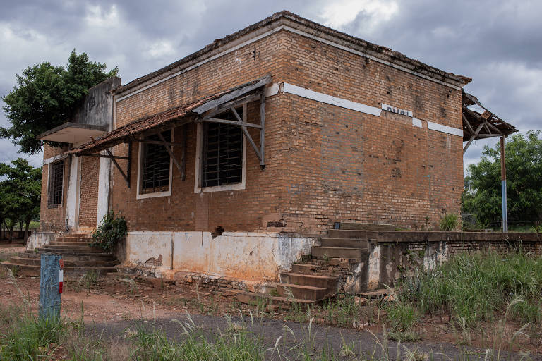 Em Avaí, janelas da estação não têm vidros e o forro está comprometido, assim como parte da cobertura da plataforma de embarque